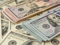  استقر الدولار الأميركي اليوم (الخميس) بعد أن تراجع لأربعة أيام متتالية، وجاء هذا الاستقرار بعدما أعلنت المحكمة العليا الأميركية أنها ستنظر في يناير محاولة الرئيس السابق دونالد ترامب إقالة عضو مجلس الاحتياطي الفيدرالي "ليزا كوك"، ما يعني استمرارها في منصبها مؤقتًا.