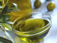 زيت الزيتون: كنز طبيعي لعلاج الجفاف والتجاعيد وتساقط الشعر