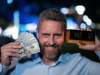 المعدن الأصفر يخسر مكاسبه