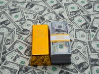 الذهب ينخفض مع ارتفاع الدولار وتراجع توقعات خفض أسعار الفائدة