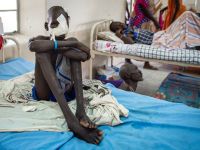 فيديو يوثّق إهانة رجل مسن على يد ميليشيات في السودان فيديو يوثّق إهانة رجل مسن على يد ميليشيات في السودان