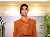 زينة مكي تتألق بالبرتقالي ضمن احتفاء النساء في مهرجان البحر الأحمر 2025