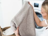 طرق تخزين الملابس الصوفية والعناية بها مع بدء الشتاء والأمطار