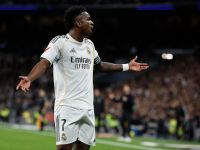 غرفة ملابس ريال مدريد تدعم فينيسيوس جونيور بالكامل