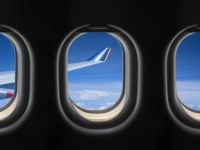  محاولة فتح باب الطائرة أثناء التحليق