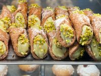 طريقة تحضير حلوى الكانولي الإيطالية