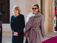 الملكة رانيا تتألق بالمعطف الرمادي… شتاء ملكي بأناقة عصرية