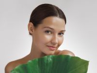 لماذا تبدو بعض الفتيات أكبر من عمرهن؟ الأسباب الخفية التي لا ننتبه لها