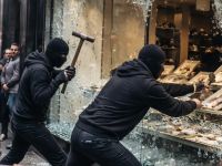 لصّان ملثمان يقتحمان محل مجوهرات وسط صمت المتفرجين