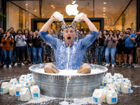 رجل يستحم بالحليب أمام متجر آبل 