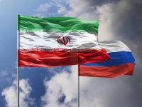 صورة تُظهر أعلام إيران وروسيا مرفوعة على خلفية سماء زرقاء