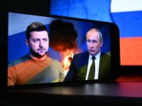 رئيس أوكرانيا فولوديمير زيلينسكي على شاشة الهاتف الذكي ورئيس روسيا فلاديمير بوتين.