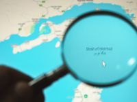 22 يونيو 2025: مضيق هرمز على خريطة رقمية. الموقع الاستراتيجي لإيران. مسار شحن نفطي ذو أهمية جيوسياسية.