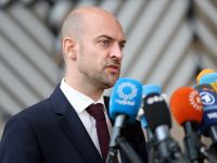 وزير الخارجية الفرنسي جان نويل بارو يصل لحضور اجتماع في الاتحاد الأوروبي…