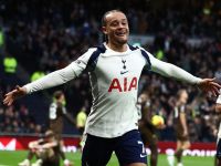 برشلونة يدرس استعادة نجمه السابق تشافي سيمونز