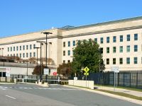 أرلينغتون، فيرجينيا، الولايات المتحدة – 24 نوفمبر 2018: مبنى البنتاجون في مقاطعة أرلينغتون بولاية فيرجينيا، وهو المقر الرئيسي لوزارة الدفاع الأمريكية (لقطة جزئية). الخريف.