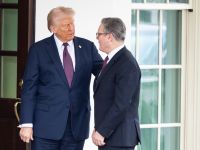 واشنطن – 27 فبراير 2025: الرئيس الأمريكي دونالد ترامب ورئيس وزراء المملكة المتحدة كير ستارمر