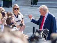  من الأرشيف -واشنطن العاصمة، الولايات المتحدة، 25 يوليو 2025: الرئيس دونالد ترامب يتحدث إلى وسائل الإعلام قبل صعوده إلى المروحية الرئاسية "مارين ون" في طريقه إلى اسكتلندا.