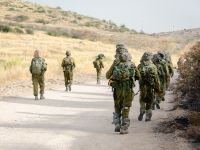 جنود إسرائيليون مقاتلون من فرقة مكافحة الإرهاب يعودون على طريق حصوي مع بزوغ أول ضوء النهار بعد عملية ليلية ناجحة في جنوب لبنان.