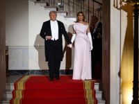 ميلانيا ترامب تخطف الأنظار بفستان وردي من ديور