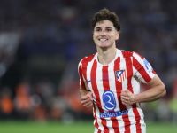 برشلونة يضع ألفاريز على رأس أولوياته الهجومية