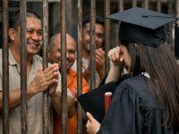 لحظة لا تُنسى: والد وابنته يشاركان الفرح من داخل وخارج السجن