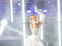 لقطة غير متوقعة.. زغرودة معجبة تربك سابرينا كاربنتر على المسرح