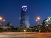 الرياض، المملكة العربية السعودية - 14 سبتمبر 2024، برج المملكة (المملكة تاور) وقت الغروب، طريق الملك فهد، الأعمال.