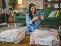 طريقة سهلة لطيّ الملابس الشتوية وتخزينها