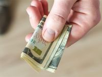 حلمت اني اعطي فلوس لشخص اعرفه