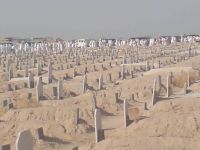 تفسير حلم المشي بين القبور مع أشخاص