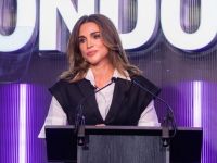 الأبيض والأسود يزينان إطلالة الملكة رانيا الأنيقة من ديور في لندن