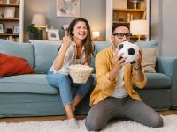 كيف تجعل الزوجة أجواء كأس العالم ممتعة لزوجها بدون ملل؟