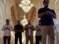 من داخل المسجد.. نجم عالمي ينطق الشهادتين ويعتنق الإسلام