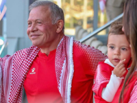 بقميص المنتخب الأردني.. طفلة القصر الهاشمي تخطف الأنظار