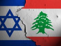 تصميم رمزي يظهر العلمين الإسرائيلي واللبناني يفصل بينهما تصدع في المنتصف.