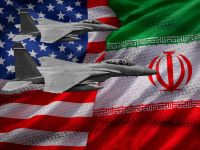 مقاتلتان حربيتان تحلقان أمام علمي الولايات المتحدة وإيران في صورة تعبر عن التوتر العسكري والتصعيد بين البلدين.