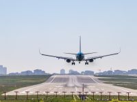 طائرة ركاب تقترب من مدرج المطار للهبوط