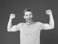 أطعمة خارقة لبناء العضلات.. ماذا يأكل الرجال لتحقيق جسم أقوى؟