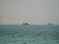  إصابة سفينة بمقذوف مجهول في مضيق هرمز 