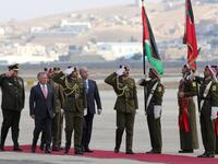 Iraq's President Barham Salih and Jordan's King Abdullah II (L) review an honor guard at Amman's military airport, on November 15, 2018. 
Khalil MAZRAAWI / AFP