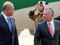 Jordan's King Abdullah II (R) greets Iraq's President Barham Salih at Amman's military airport, on November 15, 2018. 
Khalil MAZRAAWI / AFP