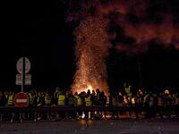 Protesters stand around a fire as they block the A10 motorway in Virsac, near Bordeaux, southwestern France, on November 18, 2018.
NICOLAS TUCAT / AFP
