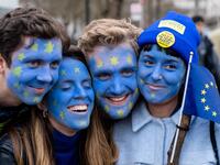 Hundreds of thousands of pro-Europeans from across Britain march through London on Saturday calling for another referendum on EU membership with the country mired in political paralysis over Brexit.
Niklas HALLE'N / AFP