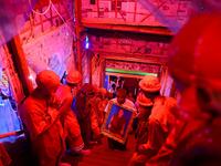 Devotees wait to carry the coffin of abbot Kay Lar Tha during his funeral in Mudon, Mon State. 
Ye Aung THU / AFP