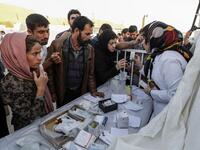 Iranian quake victims and survivors arrive to receive medical supplies at a field hospital in the town of Sarpol-e Zahab.

(ATTA KENARE / AFP)