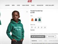 أثار إعلان نشرته شركة H&M السويدية للملابس على موقعها الإلكتروني عاصفة من الانتقادات أظهرت طفلًا صاحب بشرة سوداء وهو يرتدي سترة كتب عليها "أروع قرد في الغابة".