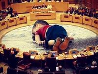 تساءلت صحيفة إندبندنت البريطانية في صفحتها على تويتر قائلة "إذا لم تغير صورة هذا الطفل موقف أوروبا تجاه اللاجئين، فما الذي سيغيره؟"