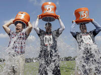يتمثل "تحدي الثلج Ice Bucket Challenge" في أن يسكب المتحدي وعاء من الماء المثلج فوق رأسه أو يتبرع بمبلغ 100 دولار لصالح حملة تهدف لنشر الوعي عن مرض التصلب العضلي.