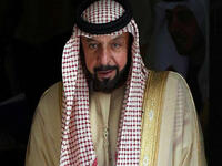 لم يكمل الشيخ خليفة بن زايد آل نهيان تعليمه الجامعي بعد أن تخرج من المدرسة النهيانية التي أنشأها الشيخ زايد في العين حيث تلقى تعليمه الأساسي.